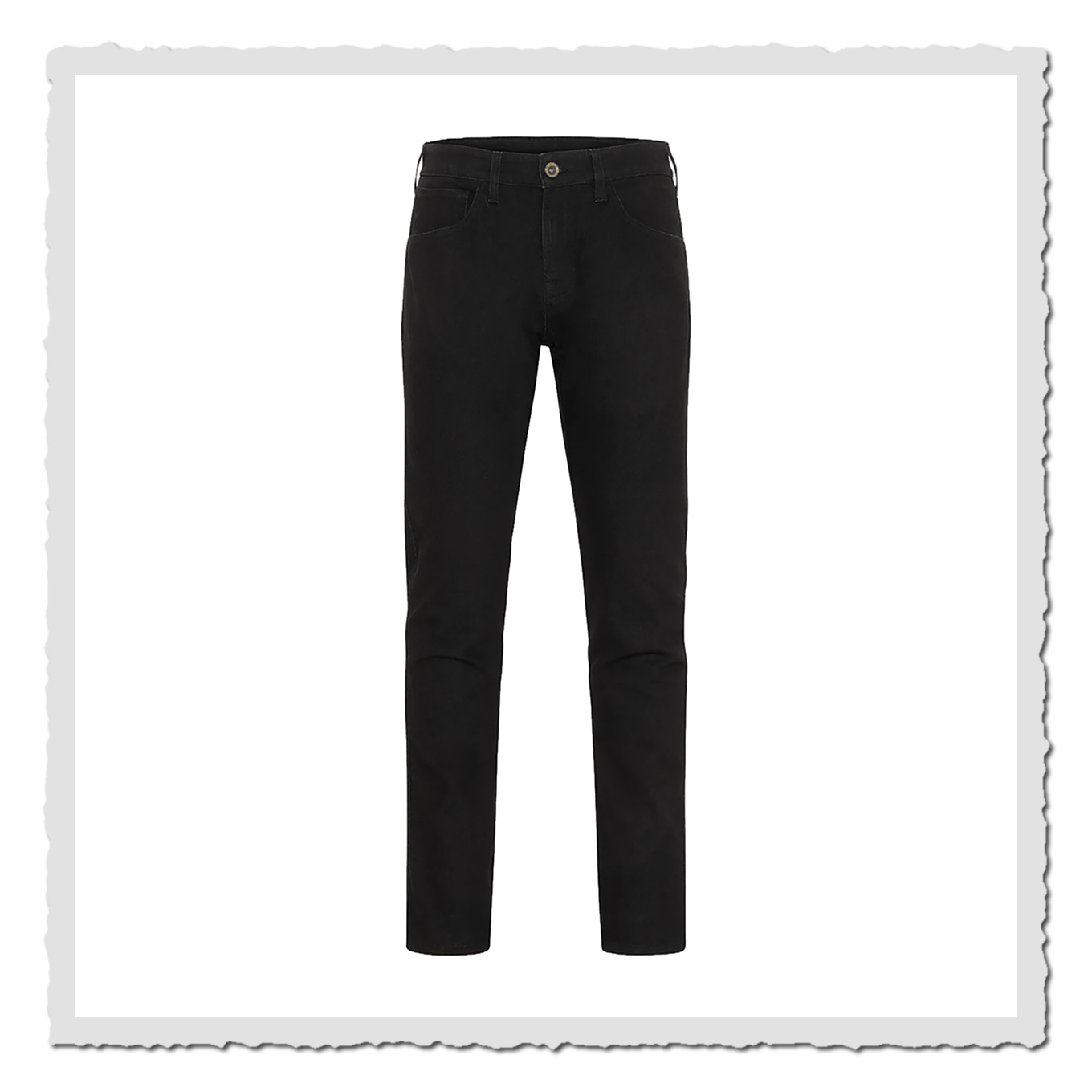 Schwarze Jeanshose von vorn mit schmaler werdenden Beinen, Gürtelschlaufen und dunklen Nähten auf Weiß.